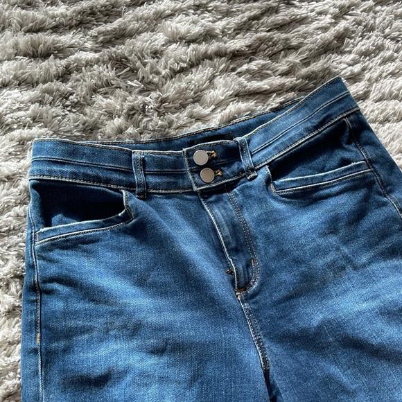 Sculpting Pocket High Rise Straight Jeans In Classic Mid Wash - Picture 5 of 6